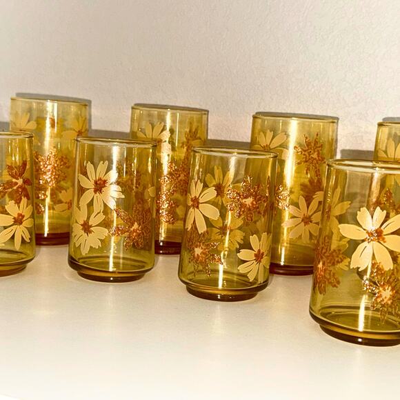 Vintage Amber Floral Glass Set – 8 Mixed-Size Daisy Tumblers 1970s - Picture 10 of 14